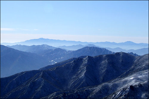 새해엔 저 산하를 넘고 넘어 멀리 지리산의 천왕봉(맨끝 왼쪽 높은 봉우리)과 반야봉(오른쪽 봉우리)까지 투명한 세상이 되소서. 